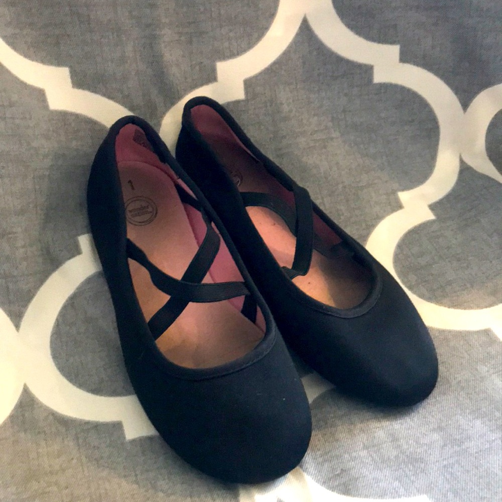 Essential black ballerina flats!